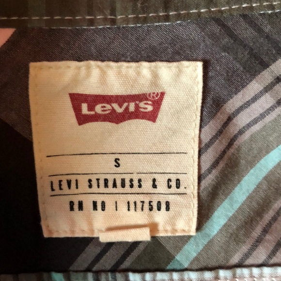 Levi’s button down shirt - Picture 3 of 3